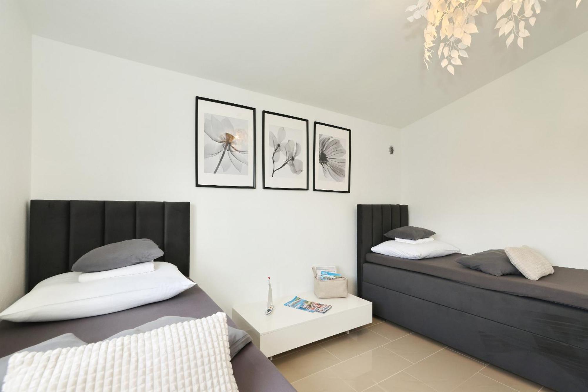 Apartments Rosini, 300M From The Beach With Shared Tavern And Bikes, Нін Екстер'єр фото
