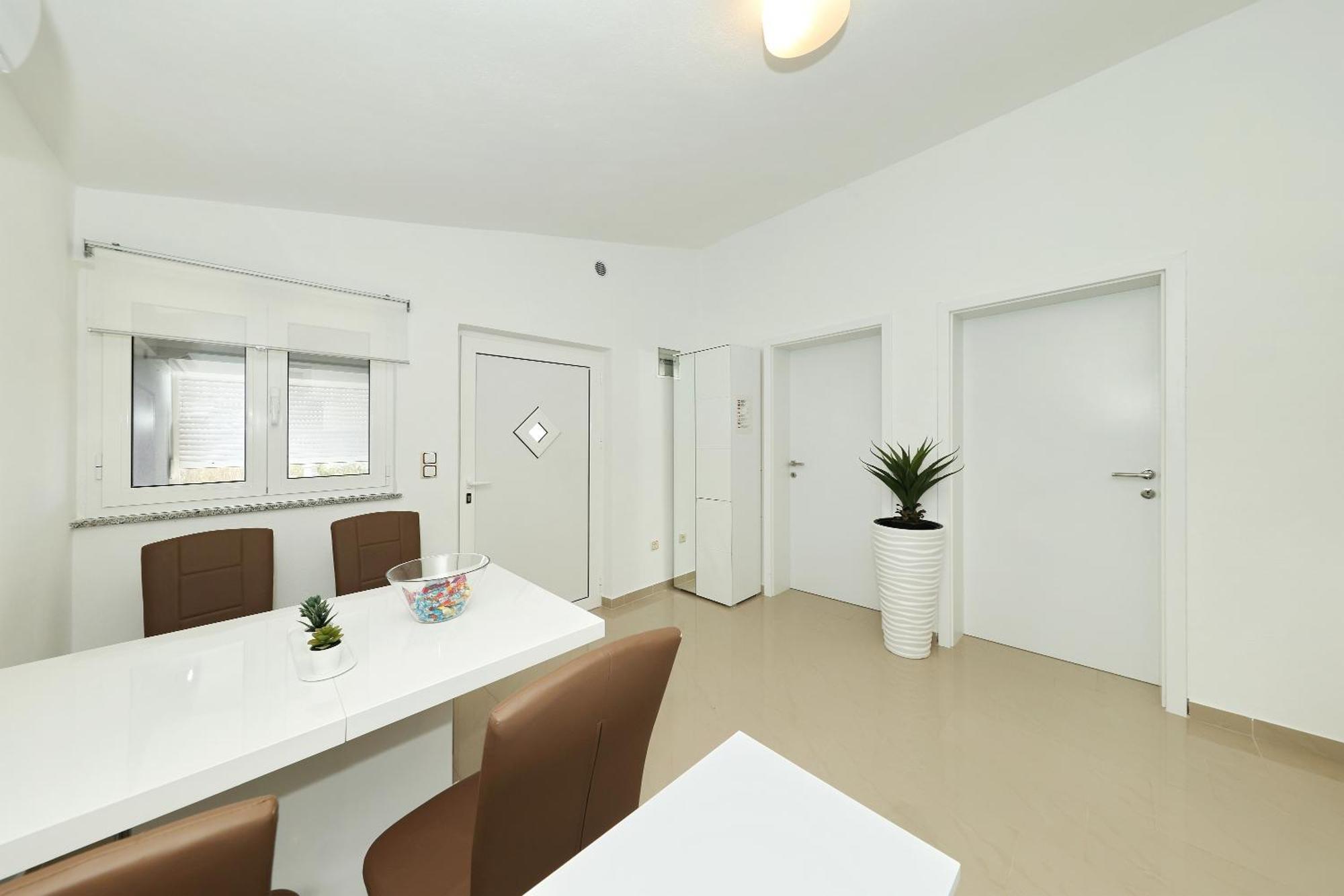 Apartments Rosini, 300M From The Beach With Shared Tavern And Bikes, Нін Екстер'єр фото