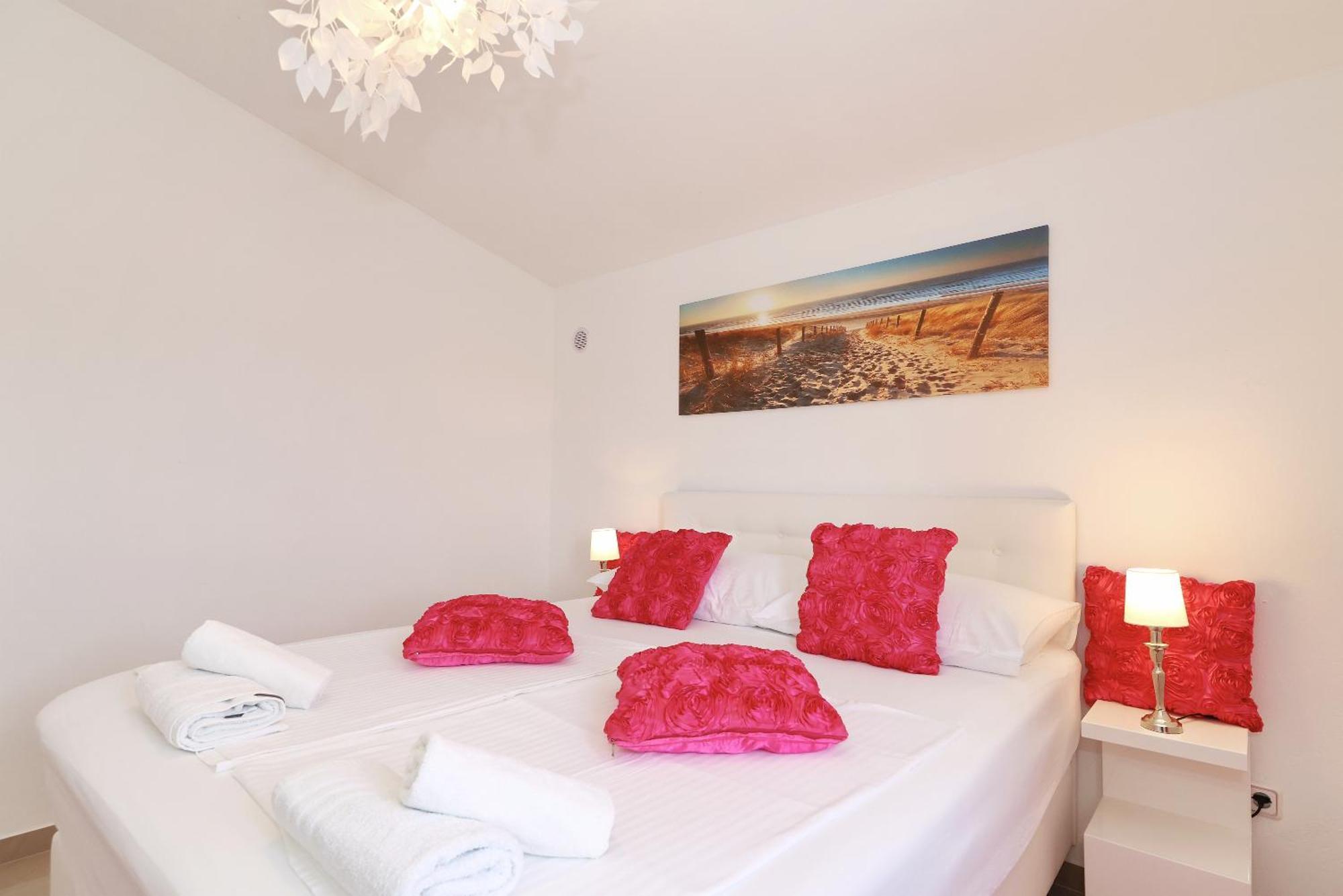 Apartments Rosini, 300M From The Beach With Shared Tavern And Bikes, Нін Екстер'єр фото