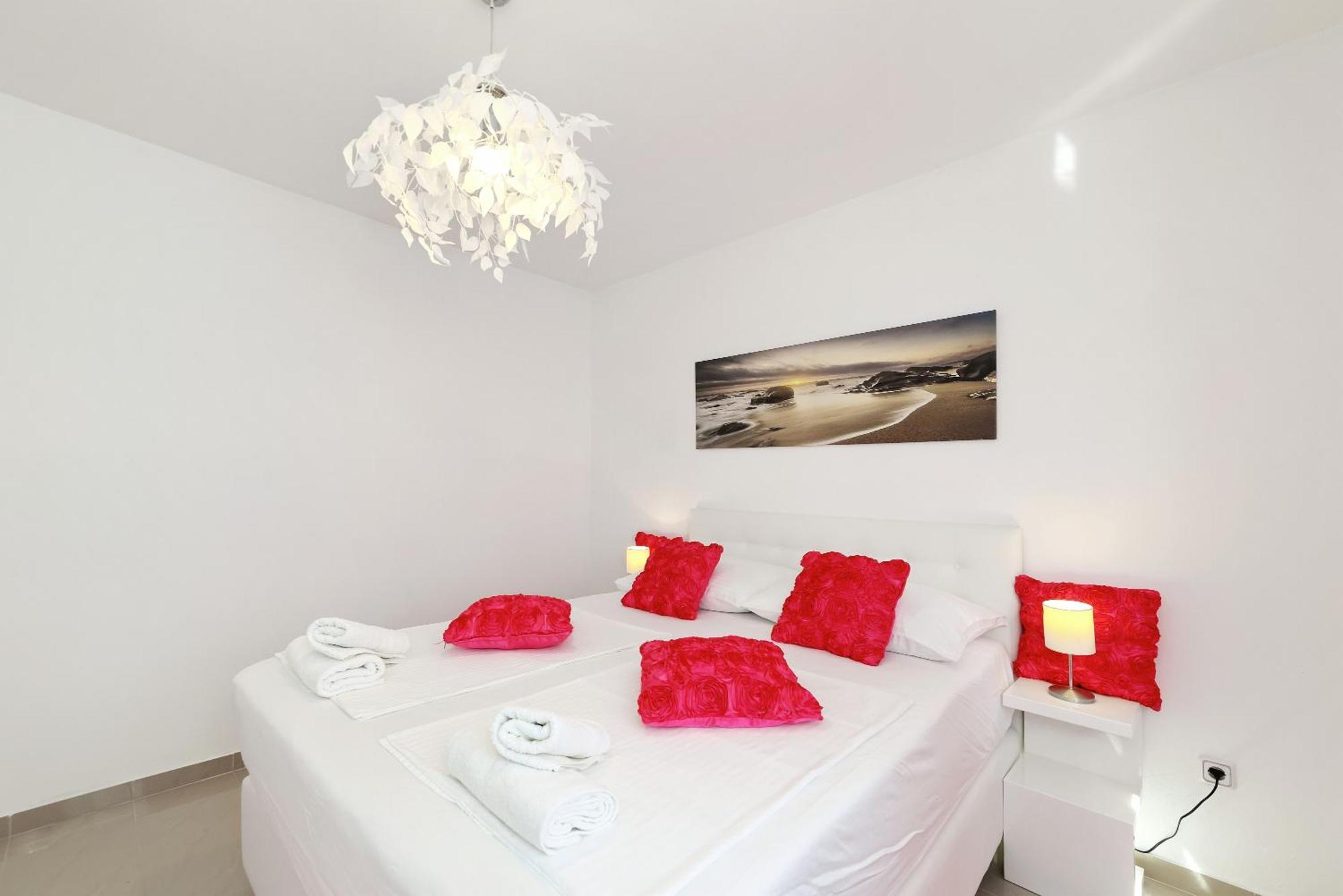 Apartments Rosini, 300M From The Beach With Shared Tavern And Bikes, Нін Екстер'єр фото